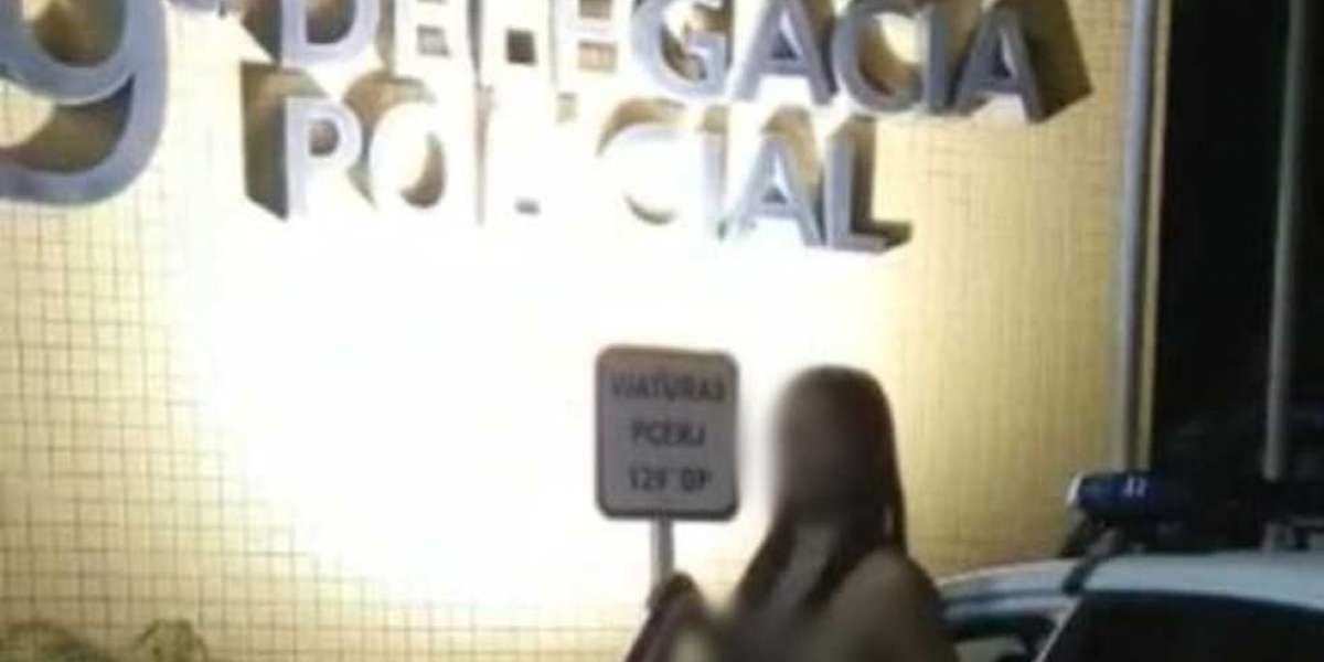 Mulher é fotografada nua na porta de viatura da polícia em delegacia do RJ. Corregedoria afasta policial envolvido